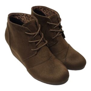 UNR8TED Size 8M Chocolate Brown Faux Suede Lace-Up Booties Size 8M